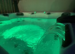 Enjoy A Private Hot Tub At The Cottage, Thrussington.